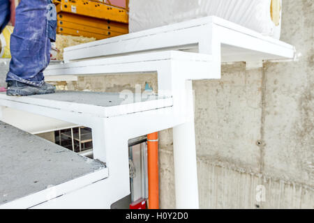 Détail sur l'escalier métallique pas dans un nouveau bâtiment moderne non fini. Banque D'Images