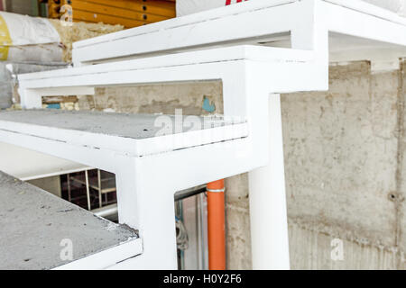 Détail sur l'escalier métallique pas dans un nouveau bâtiment moderne non fini. Banque D'Images