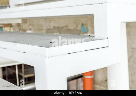 Détail sur l'escalier métallique pas dans un nouveau bâtiment moderne non fini. Banque D'Images