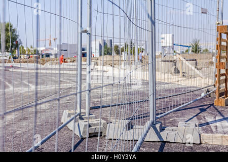 Clôture en acier mobile comme un obstacle. Zone limitée, pour le personnel autorisé uniquement. Site de Construction dispose d'une des règles de sécurité. Banque D'Images