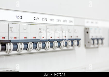 Fusible automatique connecteur électrique dans les lignes d'alimentation situé à l'intérieur du panneau de commande de l'interrupteur de sélection. Banque D'Images