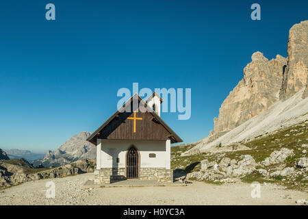 Cappella degli Alpini dans Naturte Park Drei Zinnen ou Tre Cime di Lavaredo, Dolomites, Ital. Concept de voyage. Banque D'Images