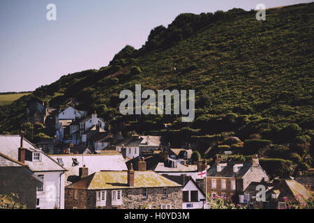 Vue vers le bas les vieilles rues sur le port Issac, Cornwall Vintage Retro Filtre. Banque D'Images