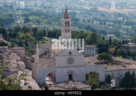 Assisi Ombrie Italie. Vue depuis la forteresse sur la cathédrale de Santa Chiara. Banque D'Images