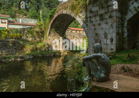Sculpture l'homme poisson sur la rivière Miera, Oviedo, Asturias, Spain, Europe Banque D'Images
