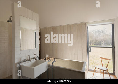 Home Vitrine salle de bains baignoire profonde baignoire Banque D'Images