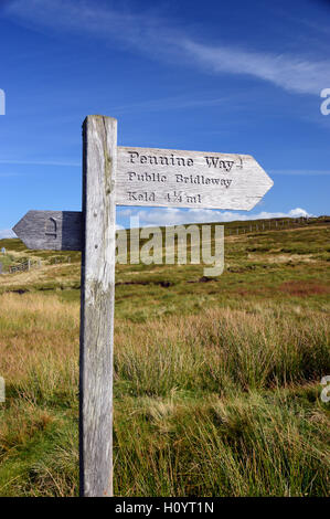 Panneau en bois pour le Pennine Way Sentier de Grande près de la tan Hill dans le Yorkshire Dales National Park, England, UK. Banque D'Images