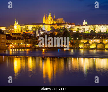 Vue sur la Vltava, le Pont Charles et le château au-delà. Europe République Tchèque Prague Banque D'Images