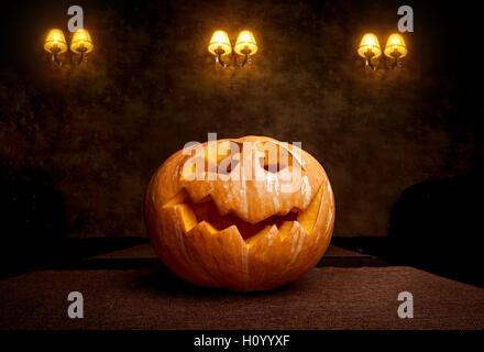 Scary Halloween citrouille visage sur le fond noir Banque D'Images