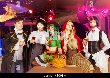 Groupe d'amis dans Halloween costumes Banque D'Images