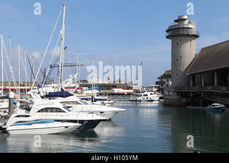 FALMOUTH, CORNWALL, UK - 27 août 2016 : Vues de Yacht Haven qui peuvent s'amarrer jusqu'à 100 bateaux dans le port de Falmouth. Banque D'Images