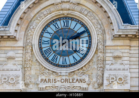 Paris, France. Vue depuis un bateau sur la Seine. Musée d'Orsay est installé dans l'ancienne gare d'Orsay gare. Banque D'Images