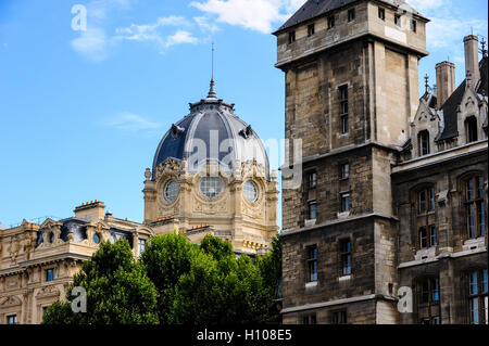 Paris, France. Vue depuis un bateau sur la Seine. Dôme du Tribunal de Commerce. Banque D'Images