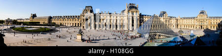 Paris, France. Le Musée du Louvre est l'un des plus grands musées et le musée d'art le plus visité au monde. Panorama cousus. Banque D'Images