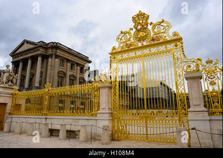 Le Château de Versailles, Versailles ou tout simplement, est un château royal, à proximité de Paris, France. Pavillon Gabriel à l'arrière-plan. Banque D'Images