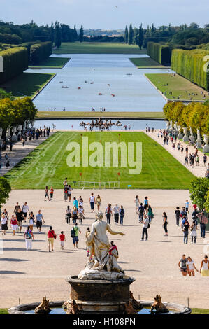 Le Château de Versailles, Versailles ou tout simplement, est un château royal, à proximité de Paris, France. Les Jardins de Versailles avec le Bassin de Latone. Apollo Fontaine dans le bassin d'Apollon et le Grand Canal dans l'arrière-plan. Banque D'Images