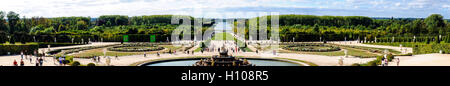 Le Château de Versailles, Versailles ou tout simplement, est un château royal, à proximité de Paris, France. Vue panoramique sur les jardins de Versailles avec le Bassin de Latone et Grand Canal dans l'arrière-plan. Banque D'Images