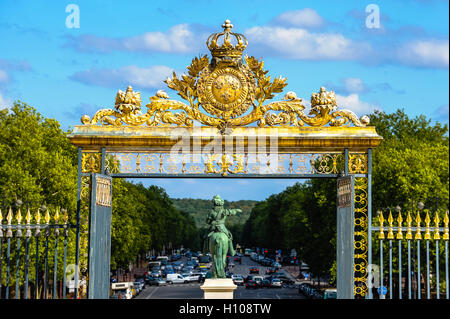 Le Château de Versailles, Versailles ou tout simplement, est un château royal, à proximité de Paris, France. Statue équestre de Louis XIV. Banque D'Images