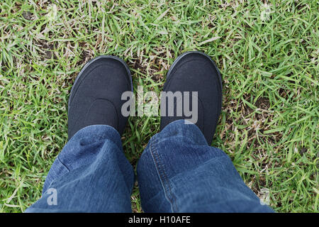 Chaussures noires sur fond d'herbe Banque D'Images