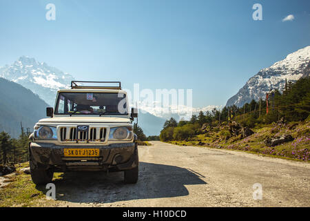 Le Sikkim, Inde - 13 Avril 2013 : La voiture hors route avec snow moutain sur arrière-plan dans le Sikkim, Inde Banque D'Images