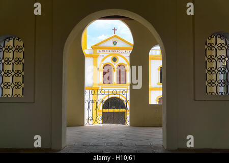 Dans l'église Colombie Mompox, vu à travers une arche dans le marché historique de la ville Banque D'Images