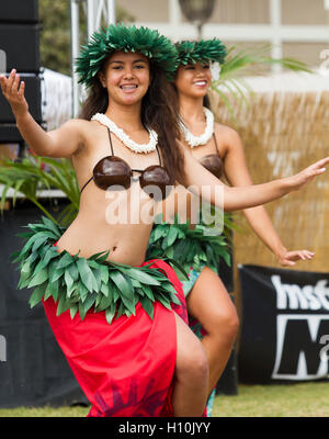 Deux danseurs de danse traditionnelle de la scène polynésienne Banque D'Images