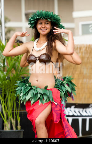 Les danseurs de danse polynésienne traditionnelle Banque D'Images