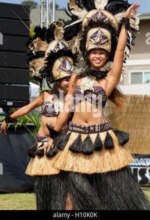 Deux danseurs de danse traditionnelle de la scène polynésienne Banque D'Images