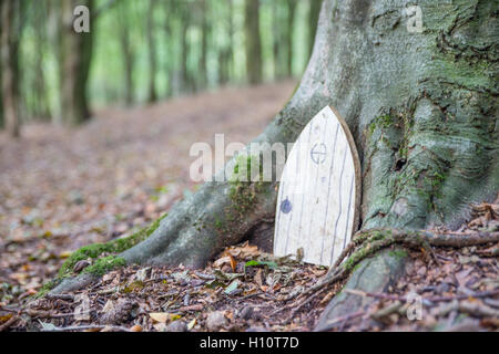 Conte de porte dans tronc d'arbre Banque D'Images