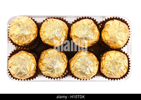 Deux rangées de bonbons de chocolat noir dans la case. Banque D'Images