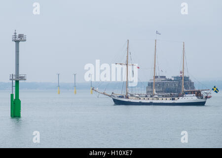 Le navire suédois, 'Alva', quitte le port de Portsmouth, passé le feu de navigation pieux qui ont été installés dans le Solent. Banque D'Images