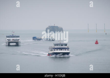 Île de Wight ferries Portsmouth Harbour à l'extérieur où la lumière navigation pieux ont été installés dans le Solent. Banque D'Images