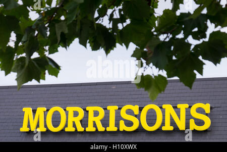 Une vue générale d'un supermarché Morrisons sign Banque D'Images