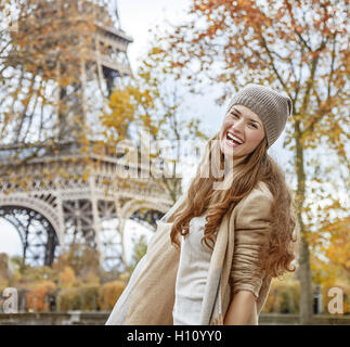 Escapades d'Automne à Paris. Portrait of happy young woman près de Eiffel tower s'amusant temps
