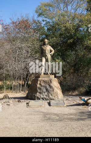 Statue en bronze grandeur nature du Dr David Livingstone s'appuyant sur son bâton de marche avec vue sur les chutes Victoria au Zimbabwe Banque D'Images