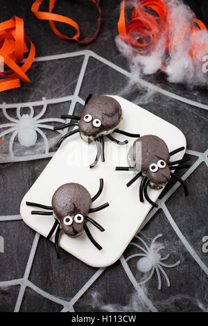 Spider gris foncé macarons à la réglisse Banque D'Images