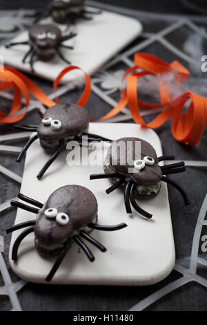 Spider gris foncé macarons à la réglisse Banque D'Images