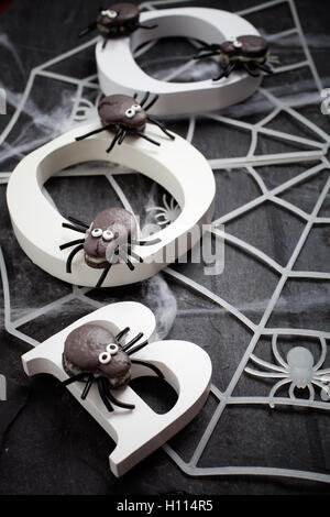 Spider gris foncé macarons à la réglisse Banque D'Images