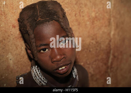 Jeune fille Himba pose dans la région de Kunene Namibie Banque D'Images