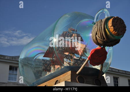 Photographie du modèle de Yinka Shonibare du navire phare de Nelson, le HMS Victory, exposée en permanence au National maritime Museum Greenwich London UK Banque D'Images