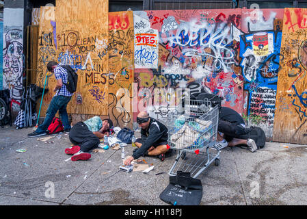East Hastings Street, sans-abri sur le trottoir, DTES, Vancouver (Colombie-Britannique), Canada Banque D'Images