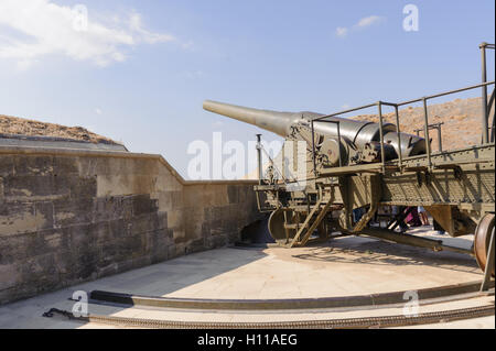 La mise en place fort Rumeli Mecidiye (turc) Tabya canon canon Krupp et dardanel perspective sur la mer. Ce coup de canon Ocea HMS Banque D'Images