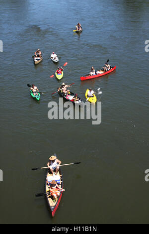 Divers types de bateaux flottent sur la rivière James lors du coup d'envoi du festival de Batteau de la rivière James à Lynchburg, Virginie, États-Unis Banque D'Images