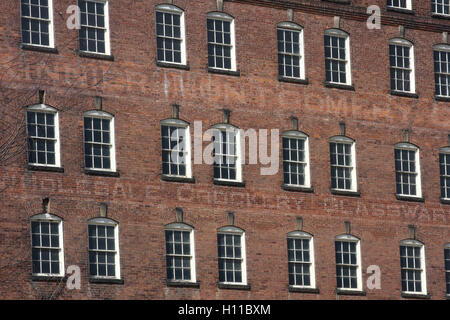 Écrire des détails sur le mur de briques sur le bâtiment dans le centre-ville historique de Lynchburg, Virginie, États-Unis Banque D'Images