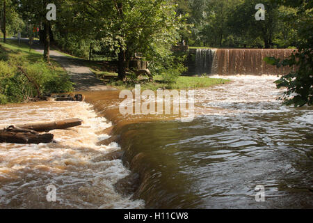 View of Blackwater Creek et Hollins Mill Dam à Lynchburg, VA, après de fortes pluies, avec l'eau d'inondation couvrant la piste cyclable Banque D'Images