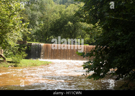 View of Blackwater Creek et Hollins Mill Dam à Lynchburg, VA, après de fortes pluies, avec l'eau d'inondation couvrant la piste cyclable Banque D'Images