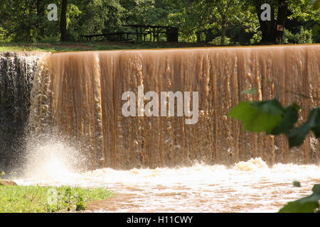 View of Blackwater Creek et Hollins Mill Dam à Lynchburg, VA, après de fortes pluies, avec l'eau d'inondation couvrant la piste cyclable Banque D'Images