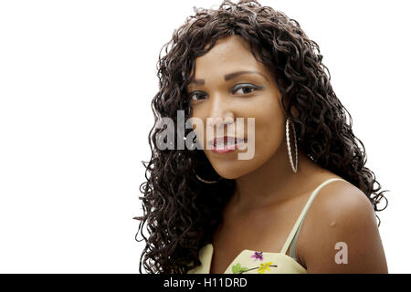 Une belle femme africaine avec une robe jaune à fleurs Banque D'Images