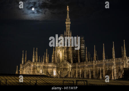 Milan, la cathédrale du toit de la galerie Vittorio Emanuele II avec la lune Banque D'Images