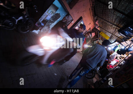 Crazy ride par les autochtones dans le centre de la médina de Marrakech au Maroc en Afrique Banque D'Images